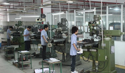 堅持不斷提高質量標準,為客戶提供高水平的個性化服務;保持自己始終處于行業的最佳位置,并力爭通過不斷的創新和發展為新老客戶帶來更加優美的辦公生活空間。深圳震雄工業區模具廠廠房裝修公司創始于2000年01月,是集空間設計與品牌設計為一體的專業設計團隊,在酒店、商業空間及住宅定制領域享有優勢地位。在深圳裝修行業作為優先領跑者。 公司本著 “質優價實、精心施工、跟蹤服務”的宗旨原則,實實在在回報每一位新老客戶,并將客戶的評價作為公司的發展目標。深圳震雄工業區模具廠廠房裝修公司作為深圳裝飾行業的標桿企業,通過九年的飛速發展,已成為深圳家裝行業的一流品牌,連續兩屆被深圳市人民政府授予文明單位。 深圳震雄工業區模具廠廠房裝修公司是一家具備國家專業施工資質的誠信企業,是裝飾協會會員單位。博盛達裝飾已成為集家居設計服務、工程施工服務、公共裝飾設計服務、材料物流配送、售后服務的全國知名家居裝飾企業。長期以來,本公司以先進的技術,專業的設計,絕好的市場信譽,贏得廣大業主的贊譽。 深圳博盛達裝飾公司成立于2000年,注冊資金500萬,是一家集裝飾工程設計施工為一體的裝飾企業。預算=決算,工程不轉包是我們對客戶16年不變承諾!16年深圳坑梓老品牌,值得信賴,價格絕對實在,質量絕對信得過!我們的價格絕對實在,不含半點水分。360多家廠房、辦公室施工經驗,質量絕對有保證。